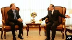 In this photo released by Thai Foreign Ministry, American charge d’affairs in Bangkok, W. Patrick Murphy, left, talks with Thai Deputy Foreign Minister Don Pramudwi during a meeting at the Foreign Ministry in Bangkok, Thailand, Wednesday, Jan. 28, 2015.