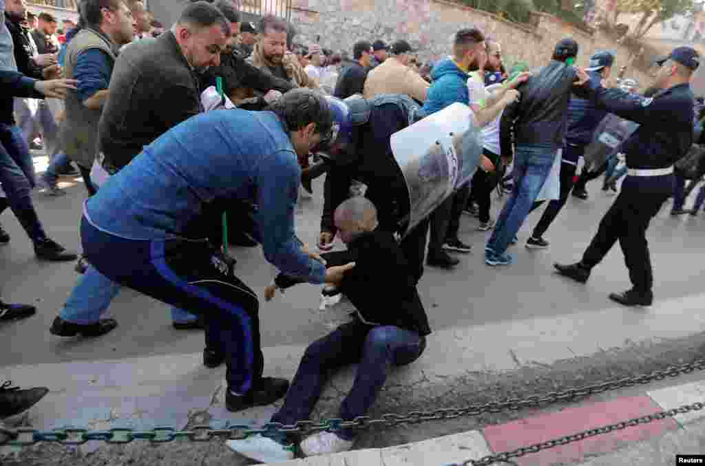 Polisi na muandamanaji wamsaidia muandamanaji aliyeangukamjini Algiers