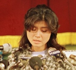 김현희 씨가 1988년 1월 15일 안기부에서 열린 기자회견에서 고개를 떨군채 기자들의 질문에 답하고 있다.
