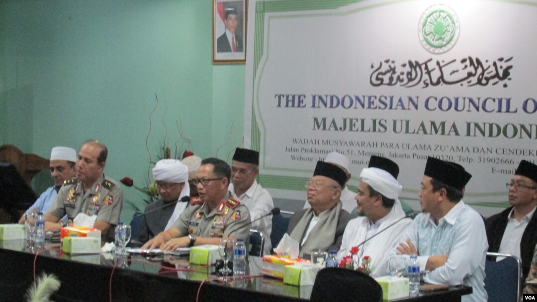 Kapolri Jenderal Tito Karnavian (tengah), Ketua MUI K.H Ma'ruf Amin dan Ketua FPI Habib Riziq Sihab di kantor MUI Jakarta Senin 28 November 2016 menggelar konferensi pers bersama. (Foto: Andylala/VOA).