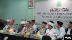 Kapolri Jenderal Tito Karnavian (tengah), Ketua MUI K.H Ma'ruf Amin dan Ketua FPI Habib Riziq Sihab di kantor MUI Jakarta Senin 28 November 2016 menggelar konferensi pers bersama. (Foto: Andylala/VOA).