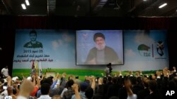 Pemimpin Hezbollah Syekh Hassan Nasrallah berpidato lewat konferensi video dalam acara upacara kelulusan di pinggir kota Beirut, Lebanon, 25 Juli 2015.