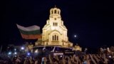 Протестанти закидують спецпризначенців.