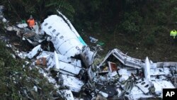 Des sauveteurs sur les lieux du crash en Colombie près de Medellín, le 29 novembre 2016. 