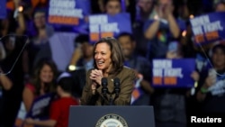 Kamala Harris, candidata presidencial demócrata y vicepresidenta estadounidense, reacciona en el escenario durante un evento de campaña, en Las Vegas, Nevada, EE.UU., el 29 de septiembre de 2024. REUTERS