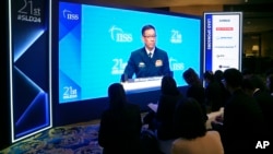 2024年6月2日，与会者在新加坡香格里拉酒店观看中国国防部长董军在第21届香格里拉对话会上的讲话。