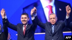 Cumhurbaşkanı Erdoğan AK Parti'nin İstanbul Büyükşehir Belediye Başkan adayının eski Çevre, Şehircilik ve İklim Değişikliği Bakanı Murat Kurum (solda) olduğunu açıkladı. 