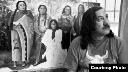 Foto de 1992 del activista indígena, Leonard Peltier, en la prisión federal de Leavenworth, Kansas. Cortesía: International Leonard Peltier Defense Committee.