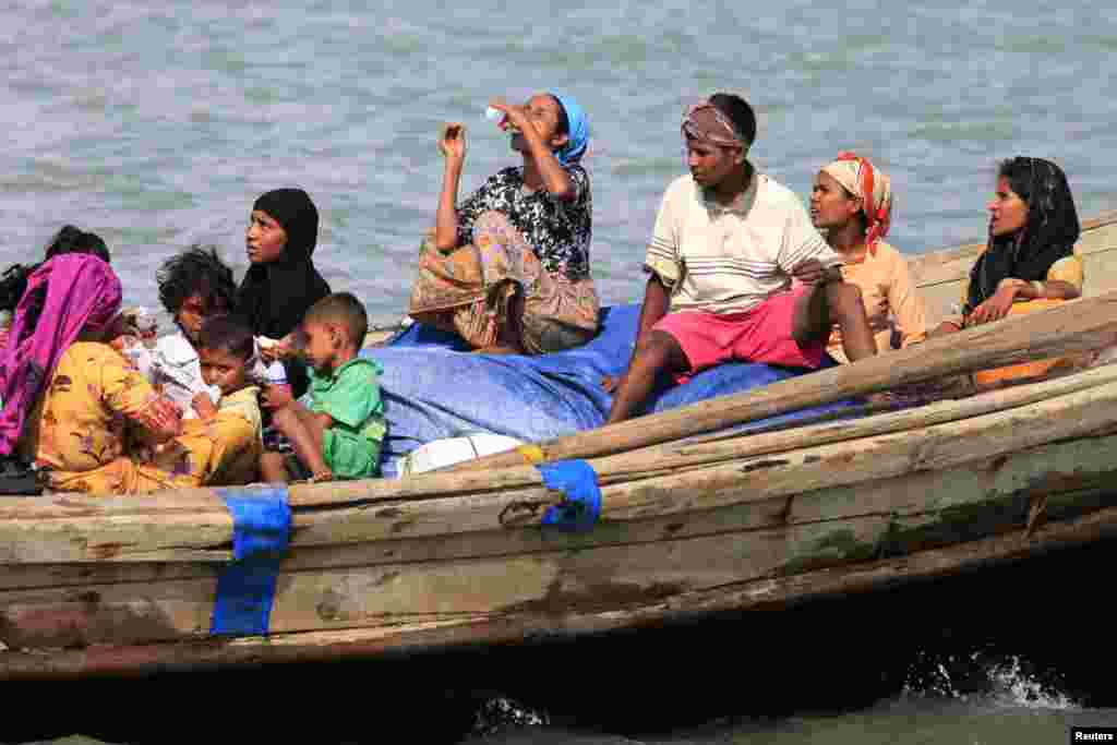 Người Hồi giáo Rohingya băng qua sông Naf trên một chiếc thuyền từ Miến Điện vào Teknaf, Bangladesh, ngày 11/6/2012