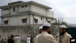 Warga setempat dan media di luar rumah tempat Osama bin Laden ditangkap dan dibunuh Mei 2011 di Abbottabad, Pakistan. (Foto: Dok)