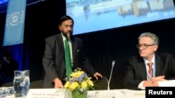 Ketua IPCC Rajendra Pachauri (kiri) dan rekannya Thomas Stocker dalam konferensi pers UN IPCC di Stockholm (27/9). Para pemimpin IPCC mengatakan mereka semakin yakin bahwa manusia adalah faktor utama terjadinya pemanasan global. 