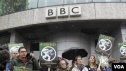 Anplwaye BBC k ap manifeste devan ofis konpayi an nan wes lond