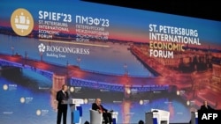 俄罗斯新闻社散发的照片显示俄罗斯总统普京出席圣彼得堡经济论坛全会。(2023年6月16日)