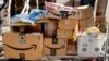 Berbagai barang yang dibeli oleh konsumen AS secara online lewat Amazon (foto: ilustrasi). Pengeluaran belanja konsumen AS mengalami kenaikan karena dipicu oleh belanja online. 