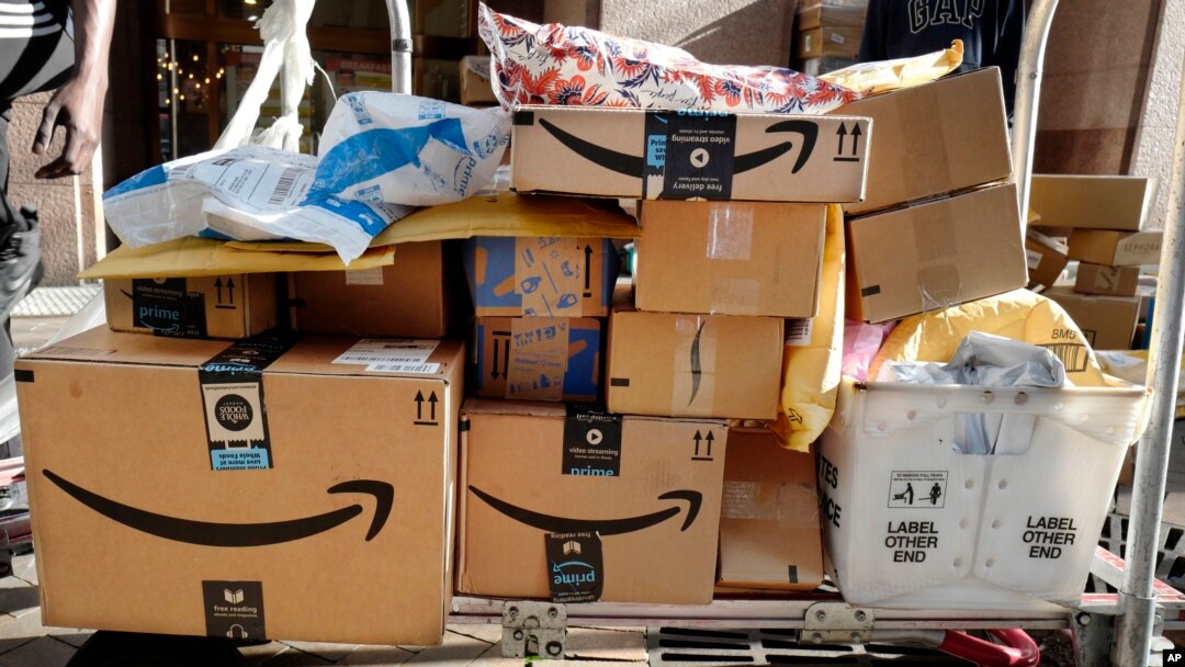 Berbagai barang yang dibeli oleh konsumen AS secara online lewat Amazon (foto: ilustrasi). Pengeluaran belanja konsumen AS mengalami kenaikan karena dipicu oleh belanja online. 