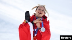 代表中国出赛的谷爱凌在米兰冬奥会女子自由式滑雪U型场地技巧赛夺冠仪式上庆祝胜利。 (2026年2月22日)