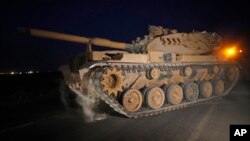 یک تانک ارتش ترکیه در حال جابجایی و موضع گیری در منطقه مرزی ترکیه و سوریه