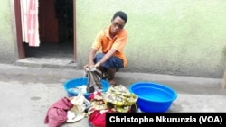 Godeberthe Hakizimana, la femme du journaliste Jean Bigirimana disparu , quartier de Gituro à Kamenge, nord de la capitale Bujumbura, Burundi, 22 février 2017. (VOA/Christophe Nkurunzia)