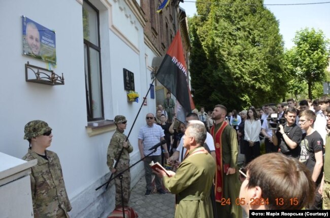 В Коломийській гімназії, де він навчався, на його пам'ять встановили меморіальну дошку.