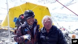 Juičiro Miura sa još jednim planinarem dok se peo na Maunt Everest. 