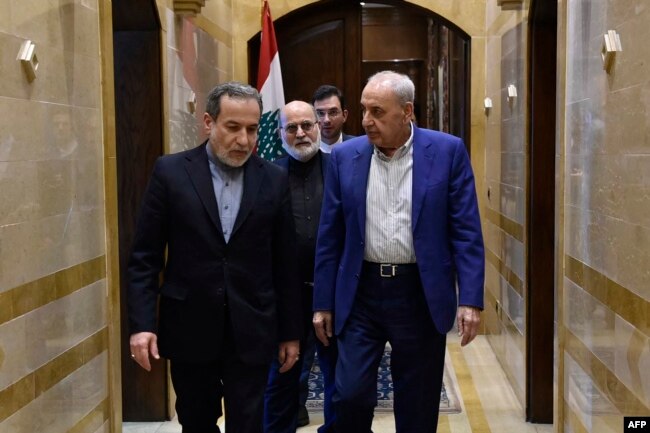 Menteri Luar Negeri Iran Abbas Araghchi (kiri) dan Ketua Parlemen Lebanon Nabih Berri usai pertemuan di Beirut, Lebanon, Jumat, 4 Oktober 2024. (Foto: AFP)
