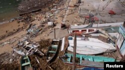 Los escombros llenan la playa de La Angosta, después del huracán Otis, en Acapulco, México, el 30 de octubre de 2023.