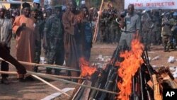 Cérémonie de destruction d ;armes à Bo, dans l’est de la Sierra Leone, janvier 2002. (N. Barge / VOA)