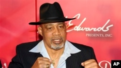 Foto dari Biro Berita Las Vegas ini menampilkan mantan petinju kelas berat Ken Norton saat berpose untuk acara penggalangan dana yang bertajuk "Keep Memory Alive 'Power of Love Gala'" bertepatan dengan perayaan ulang tahun ke-70 Muhammad Ali di MGM Grand, Las Vegas, 18 Februari 2012 (Foto: dok).