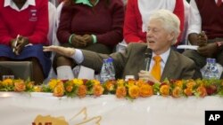 Durante su visita a Kenya, Bill Clinton responde a las críticas por dinero que ingresa a su fundación.