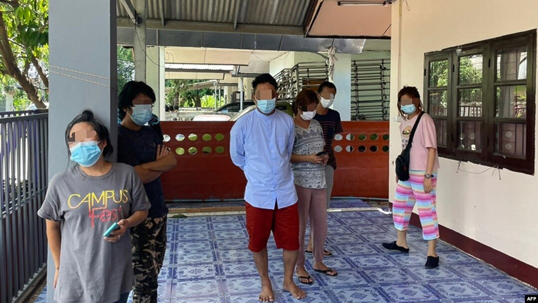 Penangkapan lima jurnalis Myanmar, termasuk tiga dari Suara Demokratis Burma, di rumah warga di Chiang Mai, Thailand, 9 Mei 2021.