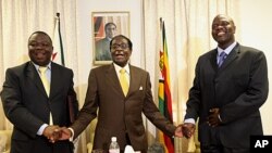 Le président Robert Mugabe (au c.) en compagnie du Premier ministre Morgan Tsvangirai (à g.) et de son adjoint Arthur Mutambara (23 dec. 2009)