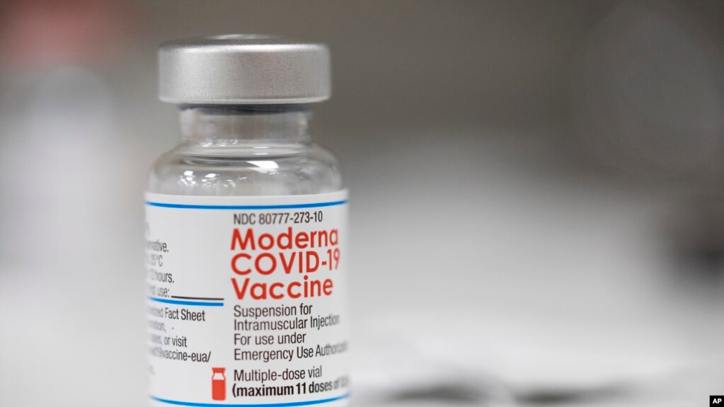 2021 年 12 月 27 日，美国俄勒冈州波特兰市一家药房柜台上陈列的一瓶莫德纳COVID-19 疫苗。（美联社照片）(photo:VOA)
