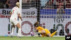 La guarda meta Alyssa Naeher ataja un penal de Steph Houghton de Inglaterra durante el partido de semifinal en la Copa Mundial de Fútbol Femenino en Lyon, Francia, el martes, 2 de julio, de 2019.