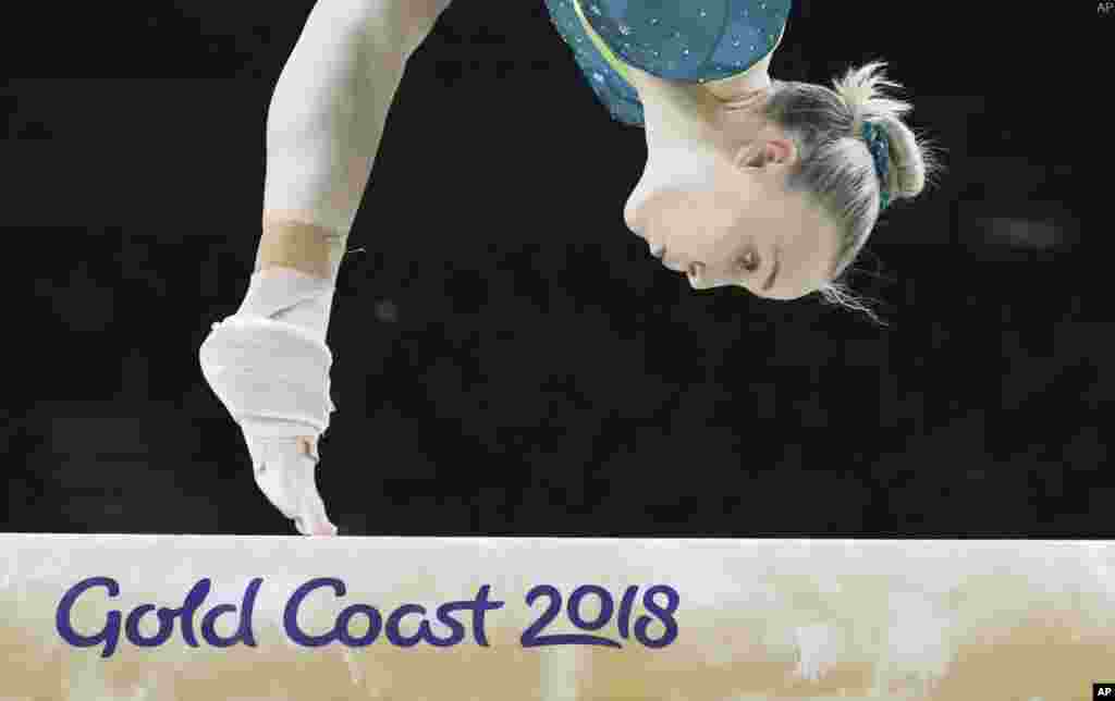 កីឡាការនី&nbsp;Emily Whitehead របស់​ប្រទេស​អូស្ត្រាលី​ប្រកួត​នៅ​លើ​បន្ទះ​សម្រាប់​ឈរ​លំនឹង​ ក្នុង​វិញ្ញាសា​កីឡា​​ផ្នែក​នារី​ក្នុង​វគ្គ​ចុងក្រោយ​ ក្នុង​ការប្រកួត​កីឡា&nbsp;Commonwealth Games នៅ​តំបន់&nbsp;Gold Coast ប្រទេស​អូស្ត្រាលី។