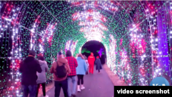 Terowongan lampu "Holiday Road", Leesburg, Virginia.(VOA/video screenshot)