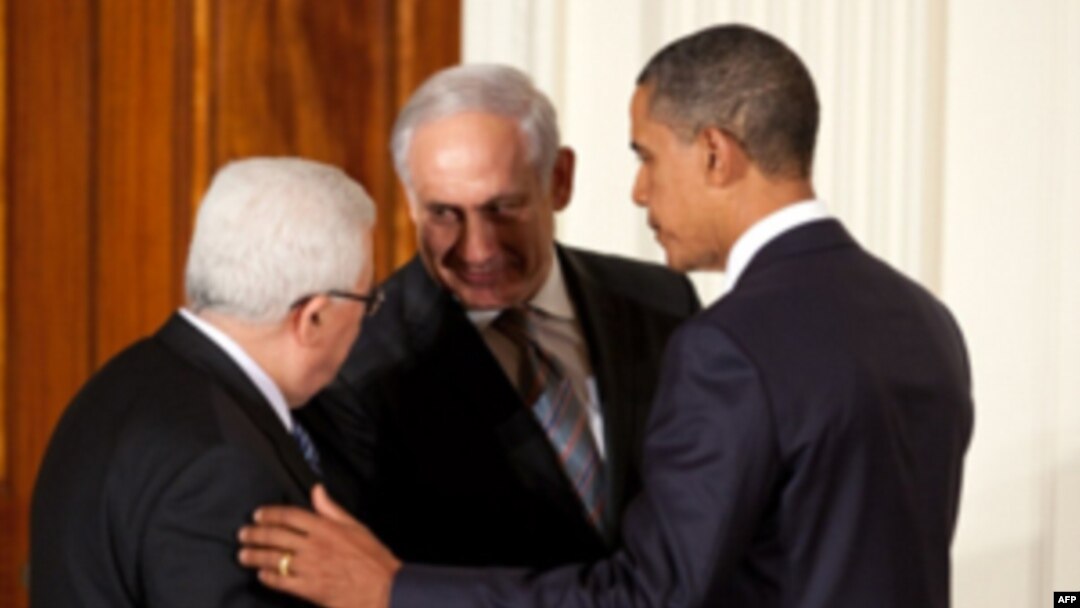 AQSh prezidenti Barak Obama (o'ngda) Falastin prezidenti Mahmud Abbos (chapda) va Isroil Bosh vaziri Benyamin Netanyaxu bilan Oq uyda uchrashmoqda, Vashington, 1-sentabr, 2010-yil.