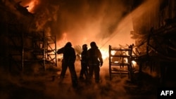 تلاش آتش‌نشانان اوکراینی برای خاموش کردن آتش در محل وقوع حمله پهپادی روسیه به تأسیسات صنعتی در خارکیف (۱۳ اردیبهشت ۱۴۰۳)