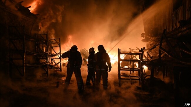 Zjarrfikësit ukrainas në Kharkiv duke luftuar zjarret pas sulmeve të forcave ruse
