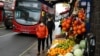 Archivo. Personas con máscaras faciales caminan en una calle comercial en medio del brote de la enfermedad coronavirus (COVID-19), en Londres, Reino Unido, el 24 de diciembre de 2021.