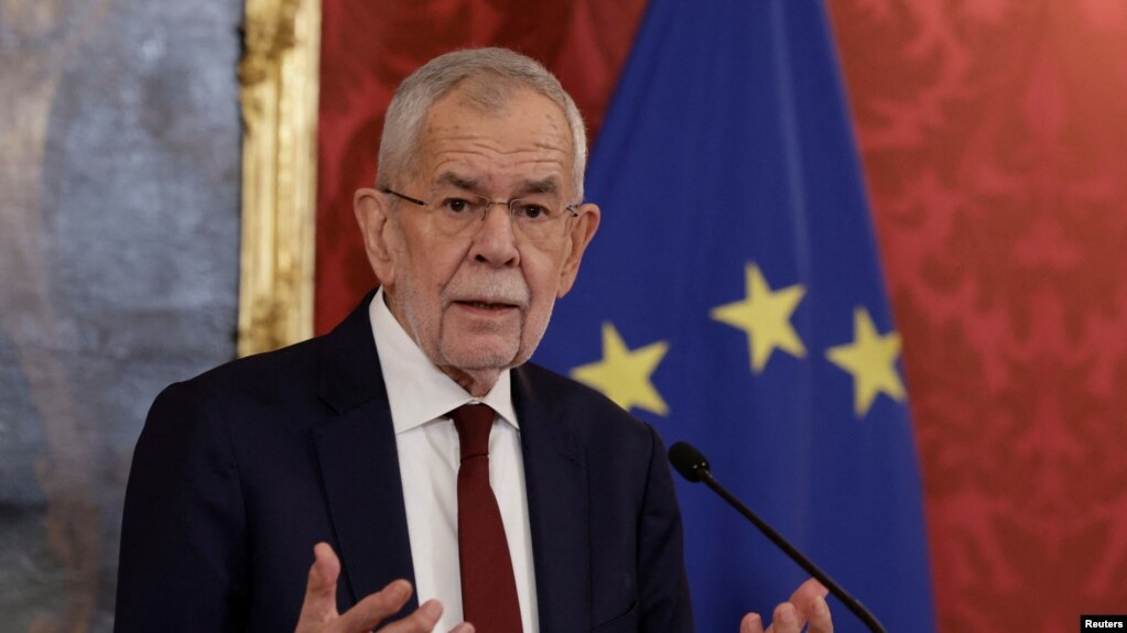 Presidenti Alexander Van der Bellen duke iu drejtuar kombit, pasi përpjekjet për të formuar një qeveri pa FPI-në dështuan