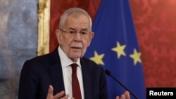 Presidenti Alexander Van der Bellen duke iu drejtuar kombit, pasi përpjekjet për të formuar një qeveri pa FPI-në dështuan