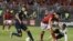 Oualid Azaro (C) d'Ahly, aux côtés du gardien Moez Ben Cherifia (R) et de Chamseddine Dhaouadi (L), lors de la finale de la CAF Champions League opposant les Egyptiens Al-Ahly et l'ES Tunis, Egypte, le 2 novembre 2018.