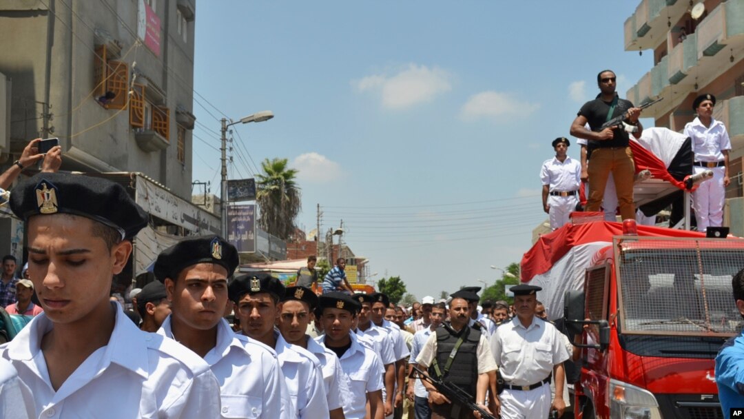 Anggota tentara Mesir menghadiri pemakaman polisi yang tewas akibat serangan gerombilan bersenjata.