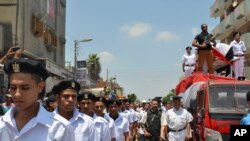 Anggota tentara Mesir menghadiri pemakaman polisi yang tewas akibat serangan gerombilan bersenjata.