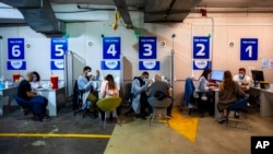 Izraelci dobijaju vakcinu Pfizer/BioNTech u centru za vakcinacije na parkingu tržnog centra u Givataimu, u Izraelu, 4. februara 2021. (Foto: AP)
