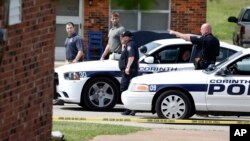 Tras arrestarlo, la policía rodea la casa de Paul Kevin Curtis en Corinth, Mississippi.