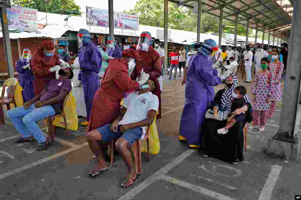 کارکنان بخش درمان و بهداشت سریلانکا از متقاضیان پرشمار، تست کووید۱۹ می‌گیرند. سریلانکا با ۶ هزار و ۲۸۷ مورد ابتلا تنها ۱۴ مورد مرگ بر اثر کرونا را گزارش کرده است.