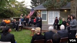 El presidente Barack Obama durante la reunión en Seattle, en el estado de Washington, hablando con un grupo de mujeres sobre la economía.