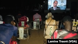 Des étudiants à la projection des films, Koudougou, le 1er mai 2021.