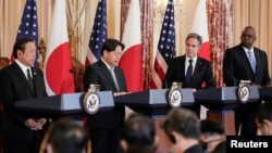 Menlu AS Antony Blinken dan Menteri Pertahanan Lloyd Austin mengadakan konferensi pers bersama dengan Menlu Jepang Yoshimasa Hayashi dan Menteri Pertahanan Yasukazu Hamada di Departemen Luar Negeri di Washington, A.S., 11 Januari 2023. (Foto: REUTERS/Joshua Roberts)